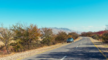 Quba, Azerbaycan - 19 Ekim 2018. Crossover Hyundai Tucson yolda