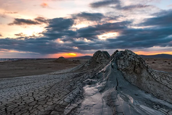 泥火山の夕日 自然現象を驚くべき — ストック写真
