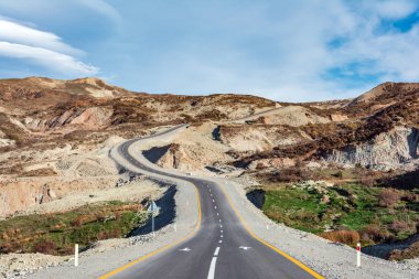 Dağlar bölgesinde dolambaçlı yol