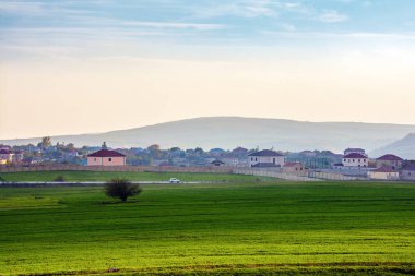 Küçük bir köy eteklerinde