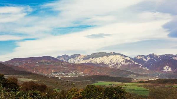 Dağ Silsilesi Köyde — Stok fotoğraf