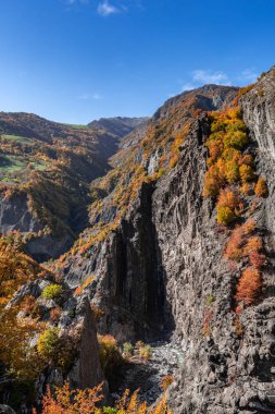 Sarp dağ gorge, sonbahar sezonu görünümünü