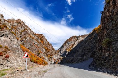 Dağ gorge giden yol