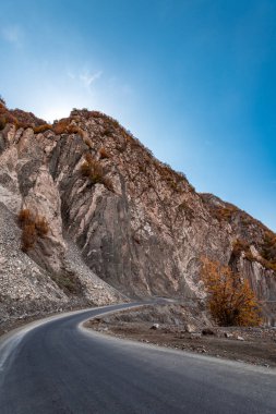 Dağ gorge giden yol