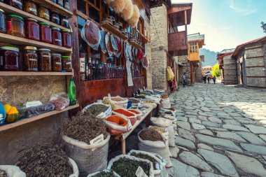 Lagich, Azerbaycan, 24 Ekim 2018. Otlar ve oryantal tatlılar satış