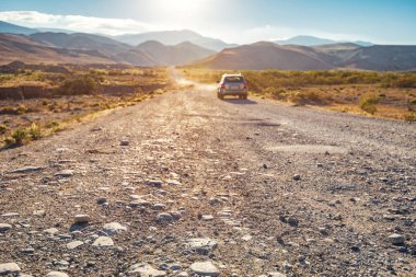 Patikadan dağ üzerinde SUV