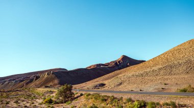 Dağlar alanında yol