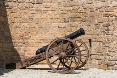 Kalenin içinde eski savaş topu