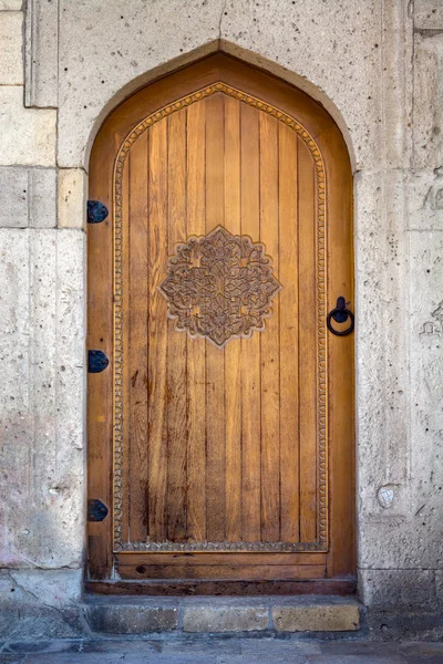 Древняя Деревянная Дверь Крепости — стоковое фото