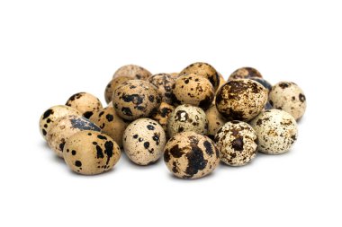 Beyaz arka planda bıldırcın yumurtaları