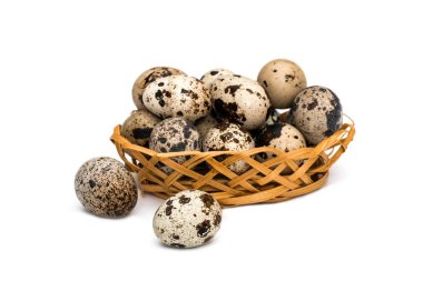 Hasır sepet beyaz arka plan üzerinde bıldırcın yumurtası