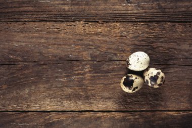 Ahşap arka planda bıldırcın yumurtaları