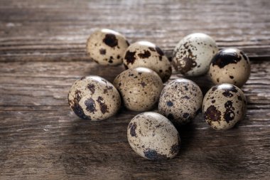 Ahşap arka planda bıldırcın yumurtaları