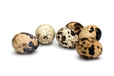 Beyaz arka planda bıldırcın yumurtaları