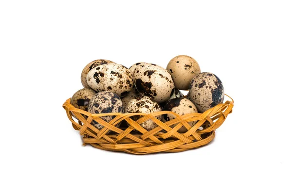 Перепелиные Яйца Плетеной Корзине Белом Фоне — стоковое фото
