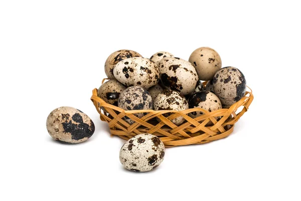 Перепелиные Яйца Плетеной Корзине Белом Фоне — стоковое фото