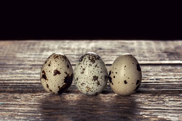 Ahşap Arka Planda Bıldırcın Yumurtaları — Stok fotoğraf