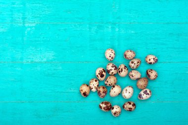 Ahşap arka planda bıldırcın yumurtaları