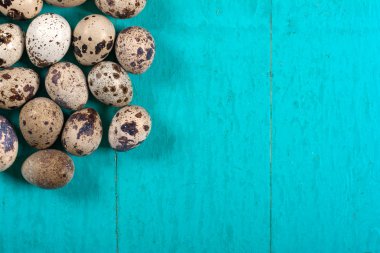 Ahşap arka planda bıldırcın yumurtaları