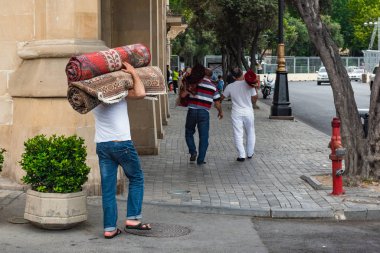 Bakü/Azerbaycan - 29 Mayıs. 2018. halı alıcılar kilim taşımak