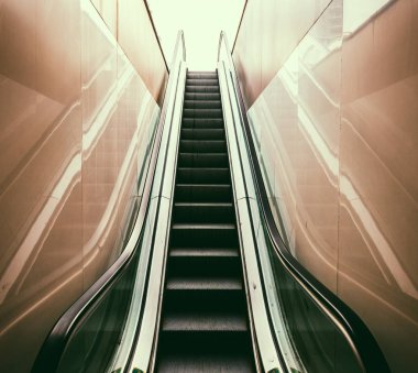 Metro istasyonunda yürüyen merdiven