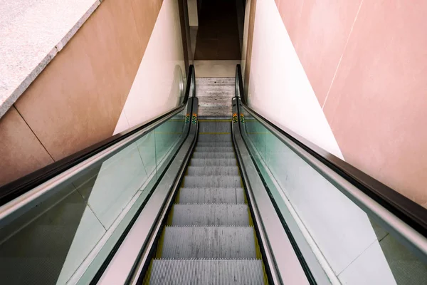 Escalera mecánica en la estación de metro —  Fotos de Stock