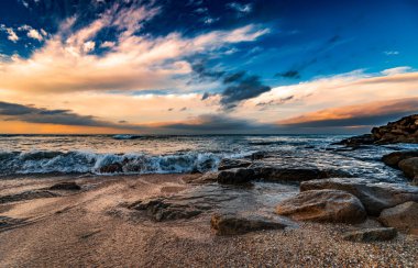 Uçurumlar, dalgalar kayalar üzerine çökmesini ile deniz kıyısı
