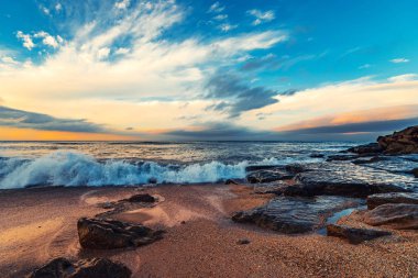 Uçurumlar, dalgalar kayalar üzerine çökmesini ile deniz kıyısı