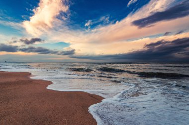 Günbatımı zaman deniz kıyısı