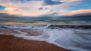 Günbatımı zaman deniz kıyısı