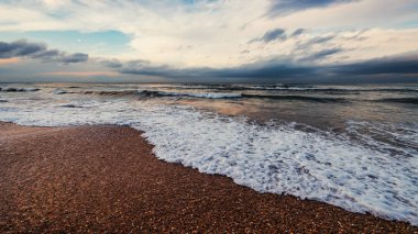 Günbatımı zaman deniz kıyısı