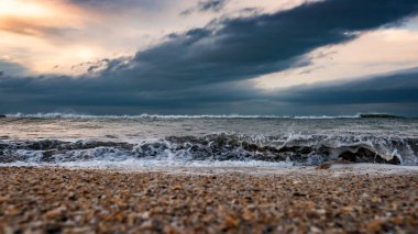 Sahil, fırtınalı deniz, hava