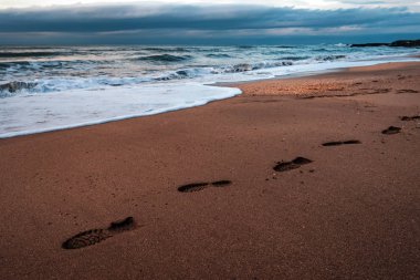 Kumdaki fırtınalı deniz tarafından