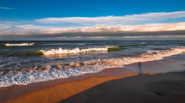 Günbatımı zaman deniz kıyısı