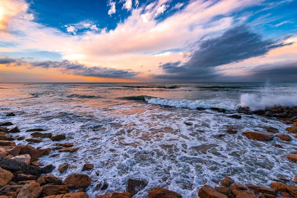 Orilla Del Mar Con Acantilados Olas Estrellándose Contra Rocas — Foto de Stock