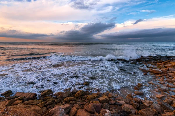 Orilla Del Mar Con Acantilados Olas Estrellándose Contra Rocas — Foto de Stock