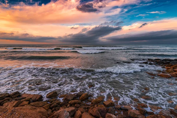 Orilla Del Mar Con Acantilados Olas Estrellándose Contra Rocas — Foto de Stock