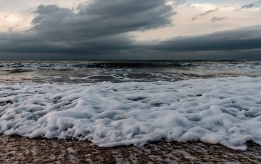 Deniz kıyısı, fırtınalı denizde, dalgalar