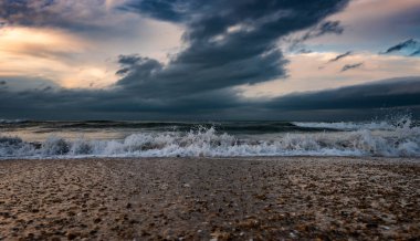 Deniz kıyısı, fırtınalı denizde, dalgalar