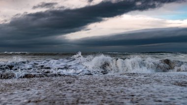 Deniz kıyısı, fırtınalı denizde, dalgalar