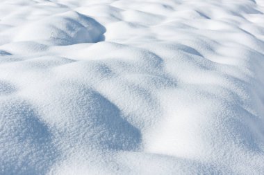 Karlı bir alan üzerinde büyük snowdrifts