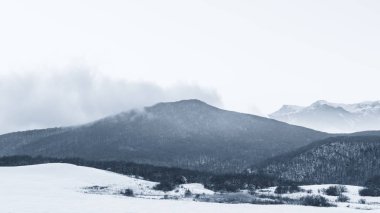 Kar kaplı dağlar, kış manzarası