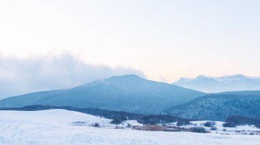 Kar kaplı dağlar, kış manzarası