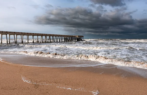 Sert fırtınalı hava deniz iskelesi