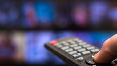 TV elinde uzaktan