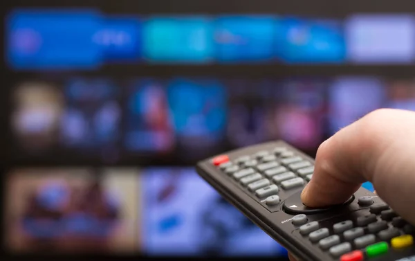 TV elinde uzaktan