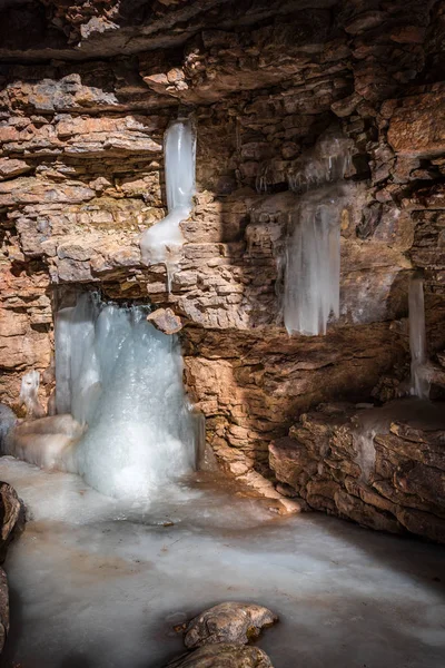 Cascata Ghiacciata Una Gola Montagna — Foto Stock