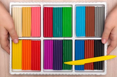 Bir dizi hamuru el renkli