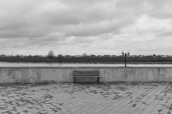 Samotny Ławce Nabrzeże Rzeki — Zdjęcie stockowe