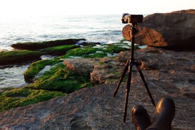 Aynasızlar kamera bir tripod denizin kenarında üzerinde